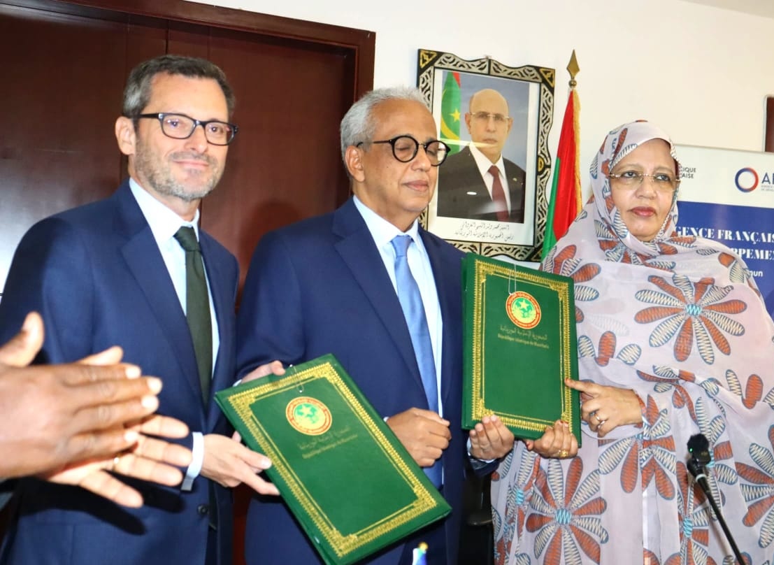 وزير الاقتصاد يوقع مع السفير الفرنسي ثلاث اتفاقيات لدعم جهود التنمية