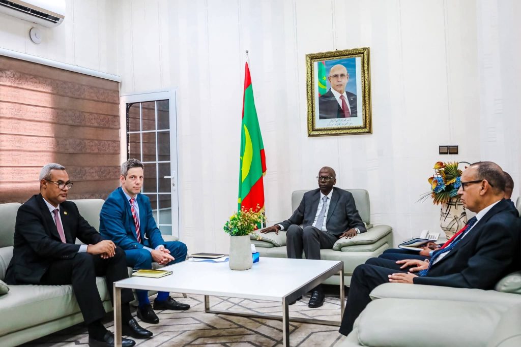 وزير المالية يتباحث مع وفد من تازيازت