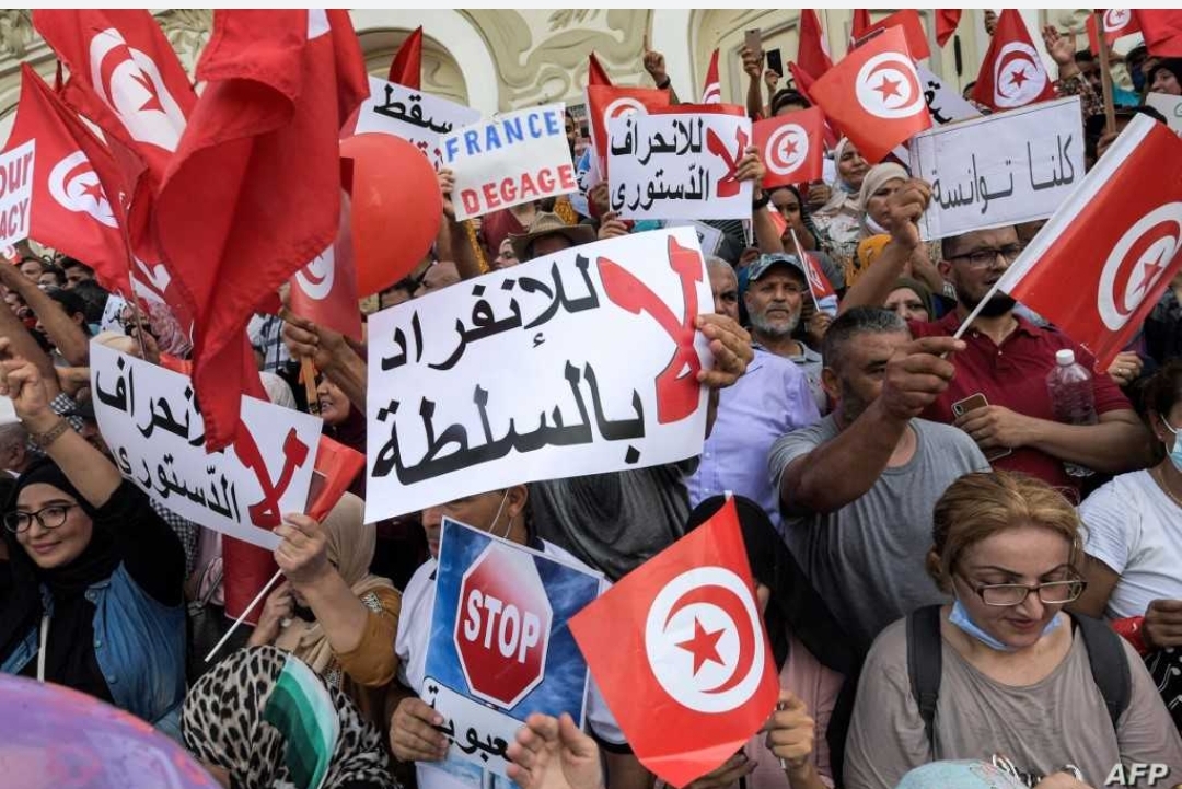 آلاف التونسيين يتظاهرون في العاصمة في أكبر احتجاجات على حكم سعيّد